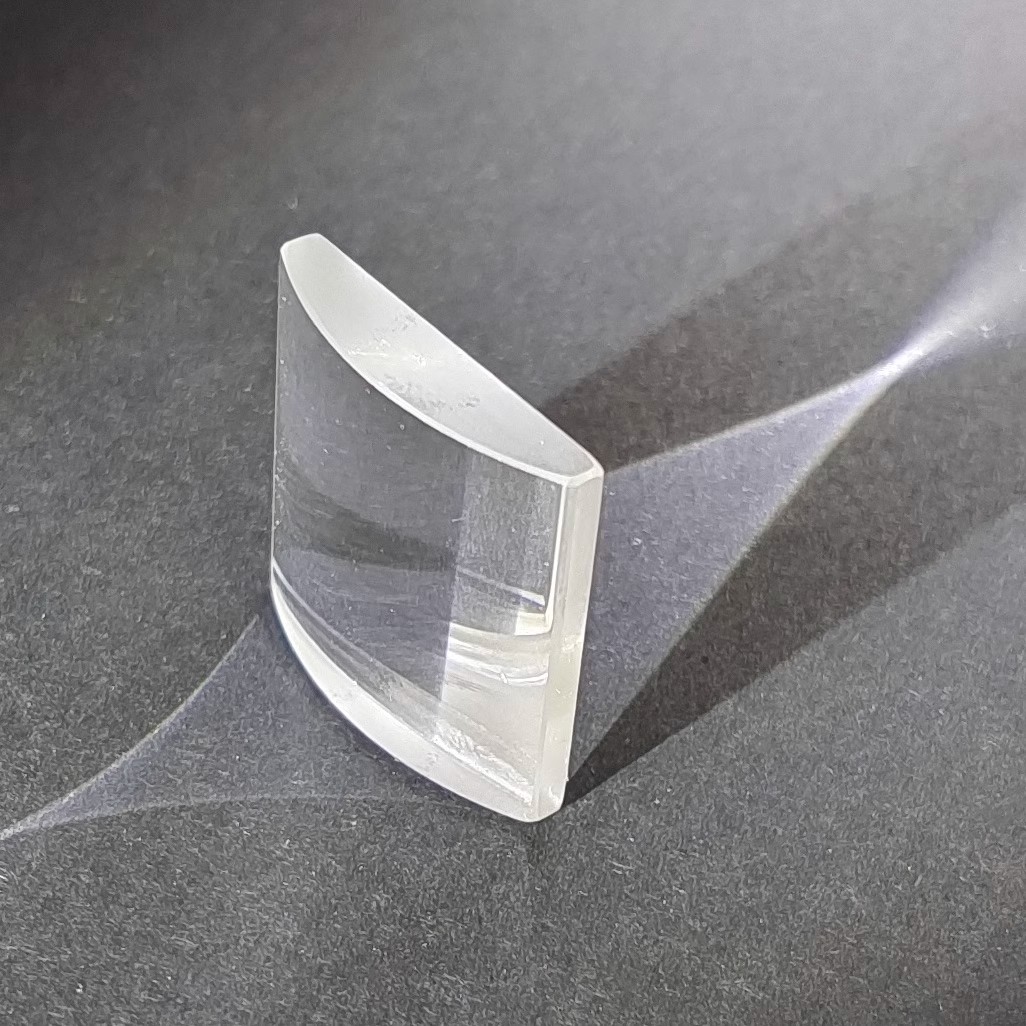 光学中的“单向操控”：平凸柱面镜的原理与精密应用场景